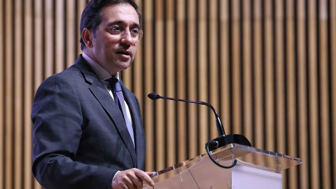 El ministro de Asuntos Exteriores, Uni&oacute;n Europea y Cooperaci&oacute;n, Jos&eacute; Manuel Albares (c), en una foto de familia durante la inauguraci&oacute;n de la conferencia HearUs 2025 titulada 'Promoviendo la rendici&oacute;n de cuentas para las mujeres de Afganist&aacute;n', a 12 de di