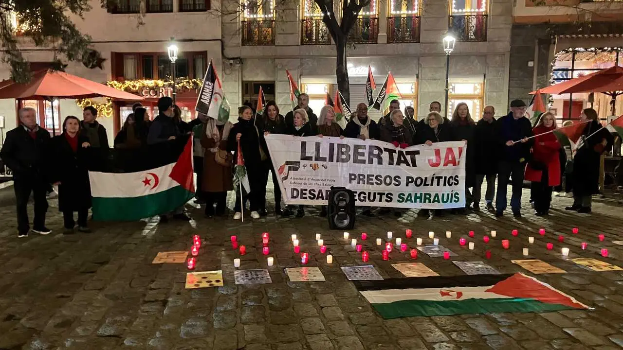 Medio centenar de personas celebran la Navidad en Palma con un encendido de velas por el pueblo saharaui