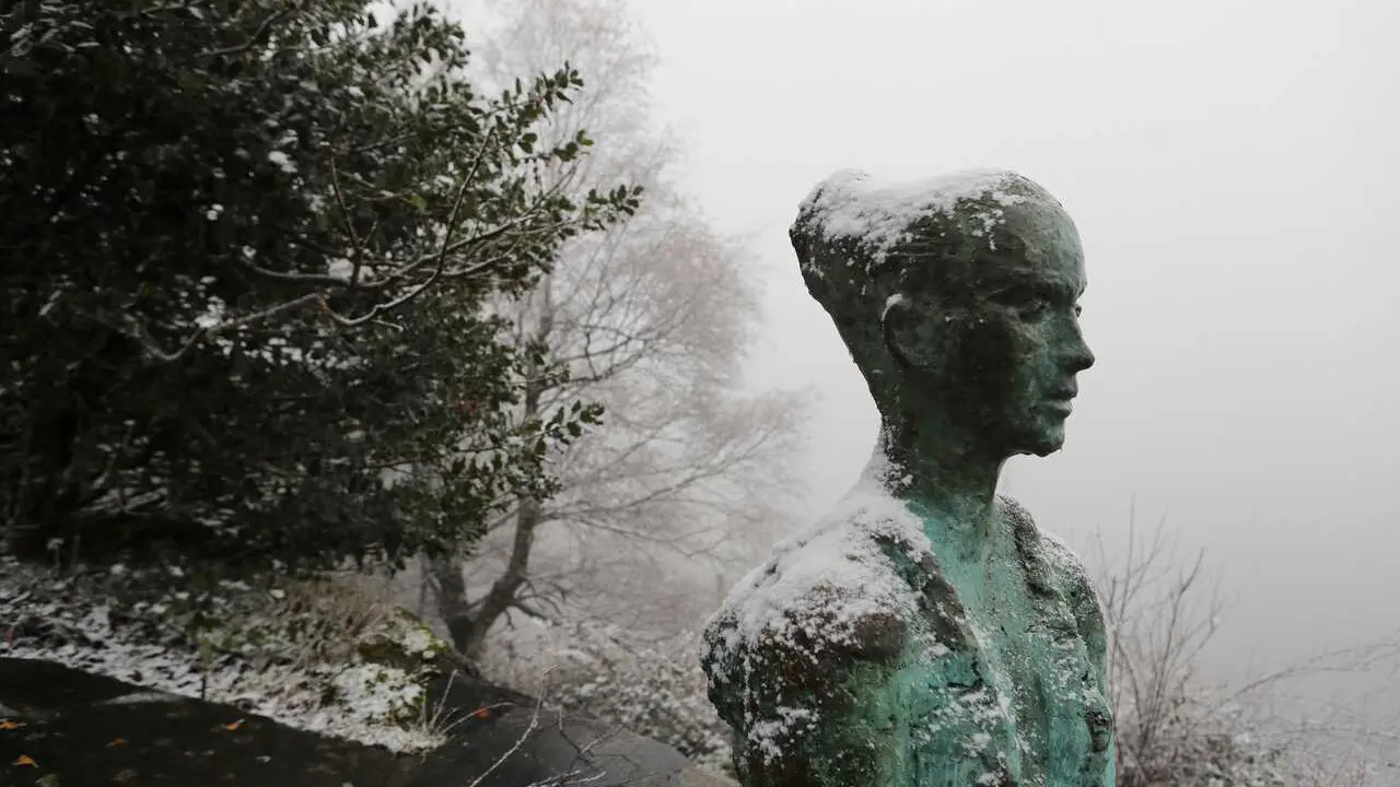 Archivo - Una estatua durante la nevada en Pedrafita,  en Lugo.