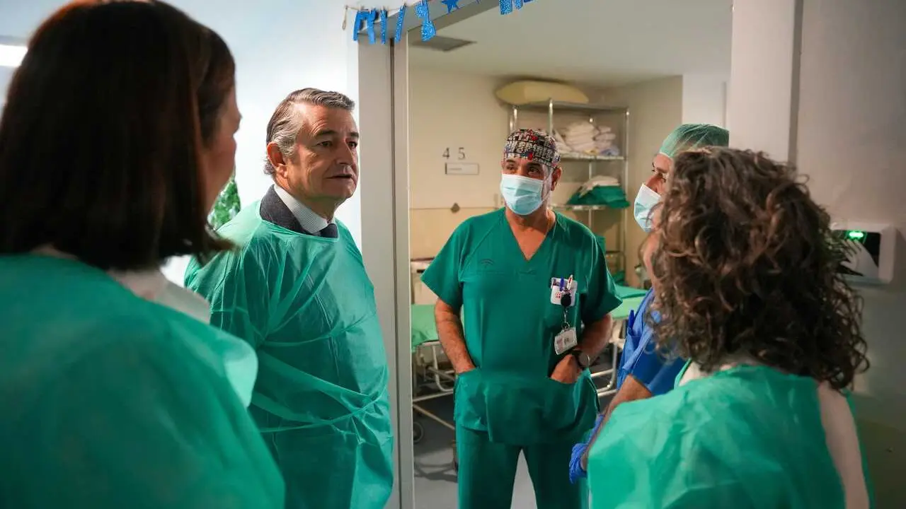 El consejero de Sanidad, Antonio Sanz, en una imagen de archivo de una visita al Hospital Universitario de Valme de Sevilla.