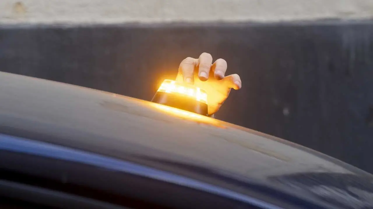 Archivo - Baliza V16 de emergencia  