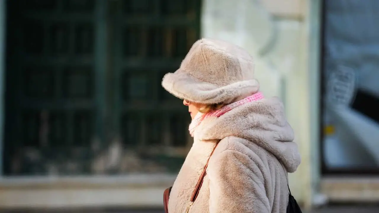 Imagen de transe&uacute;ntes sevillanos protegi&eacute;ndose del fr&iacute;o a pocos d&iacute;as de la entrada oficial del invierno. 