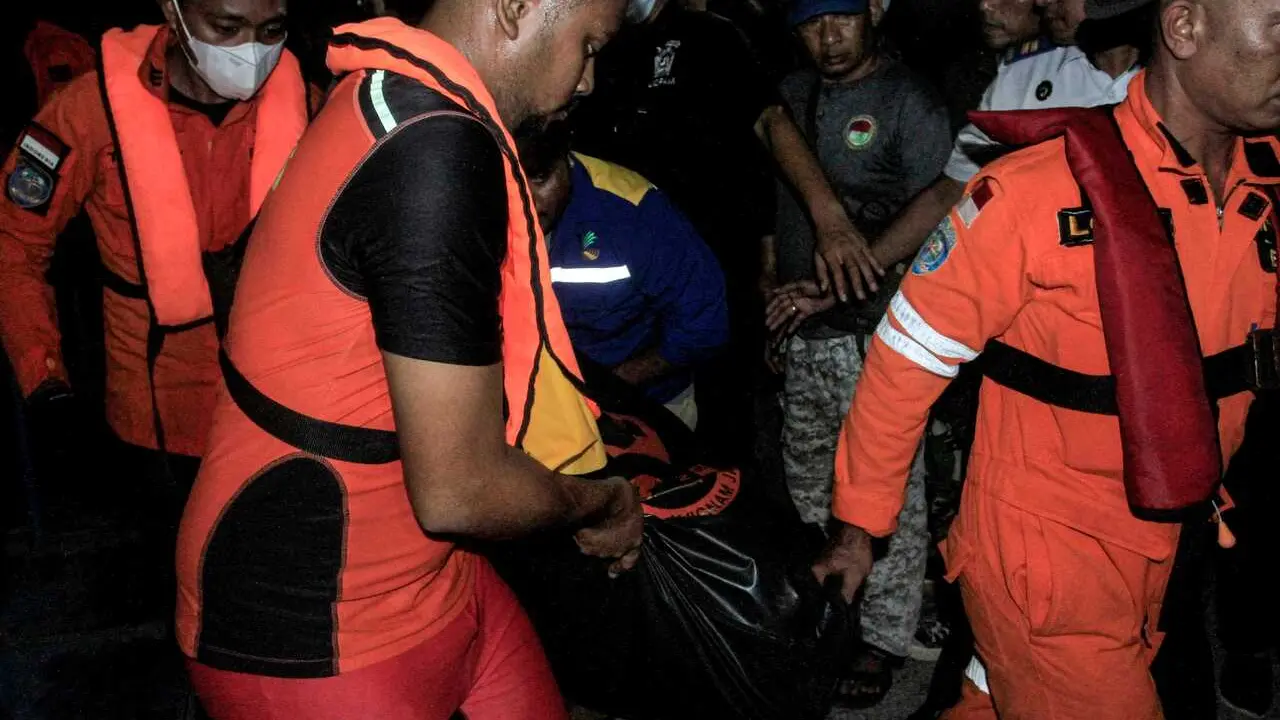 Archivo - Miembros de los equipos de b&uacute;squeda y rescate de Indonesia, en imagen de archivo. 