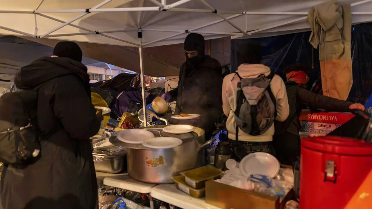 Los desalojados del B9 de Badalona bajo el puente de la C-31