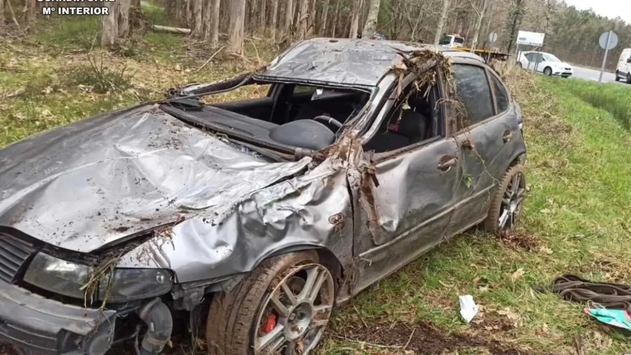 Un coche volc&oacute; en Teo (A Coru&ntilde;a) en marzo de 2025 y dos personas intentaron ocultar la identidad de su conductor.