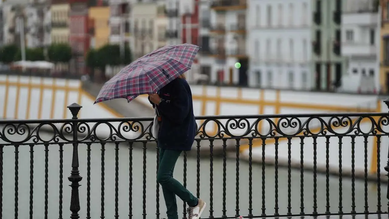 Archivo - Imagen de archivo de persona protegi&eacute;ndose de la lluvia y el viento. 
