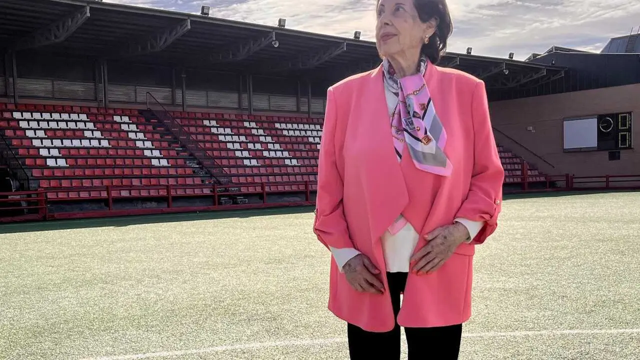 Amelia del Castillo, en un campo de f&uacute;tbol.