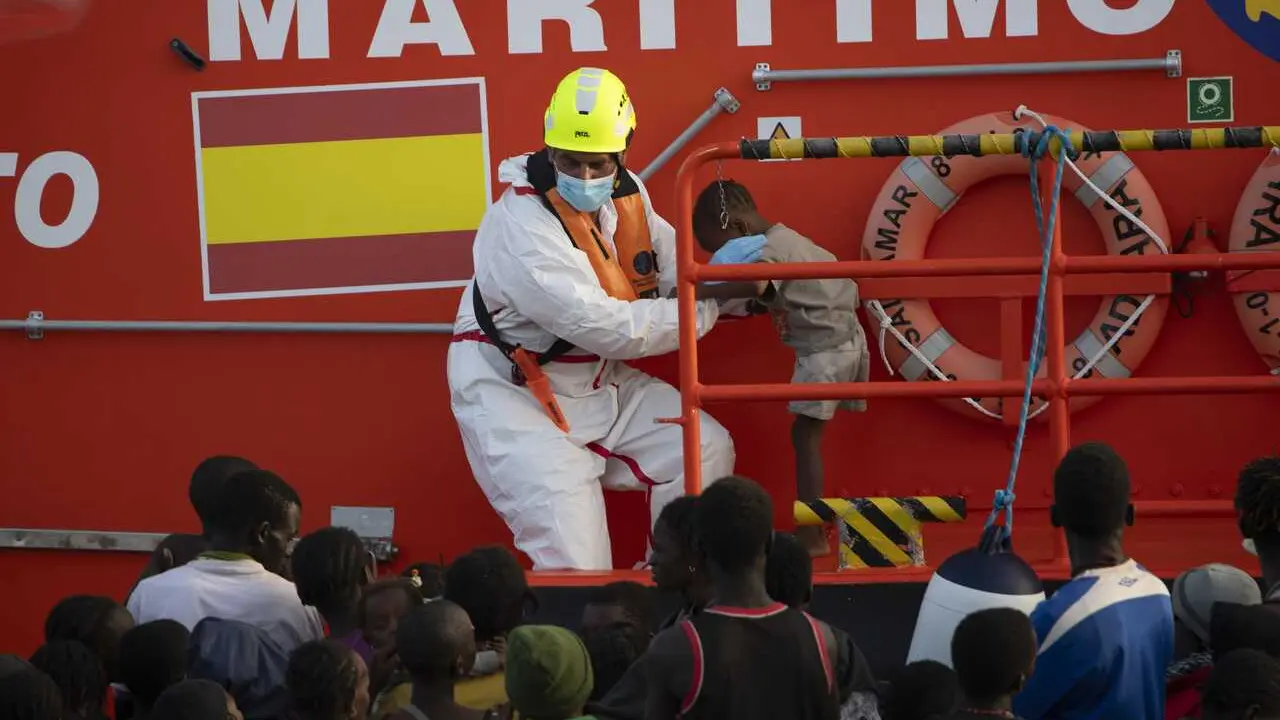Archivo - Una persona de Salvamento Mar&iacute;timo ayuda a un menor, en el Puerto de la Restinga, a 28 de noviembre de 2024, en El Hierro, Santa Cruz de Tenerife, Tenerife, Canarias (Espa&ntilde;a).