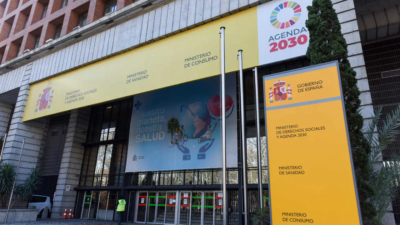 Archivo - Fachada de la sede del Ministerio de Sanidad.