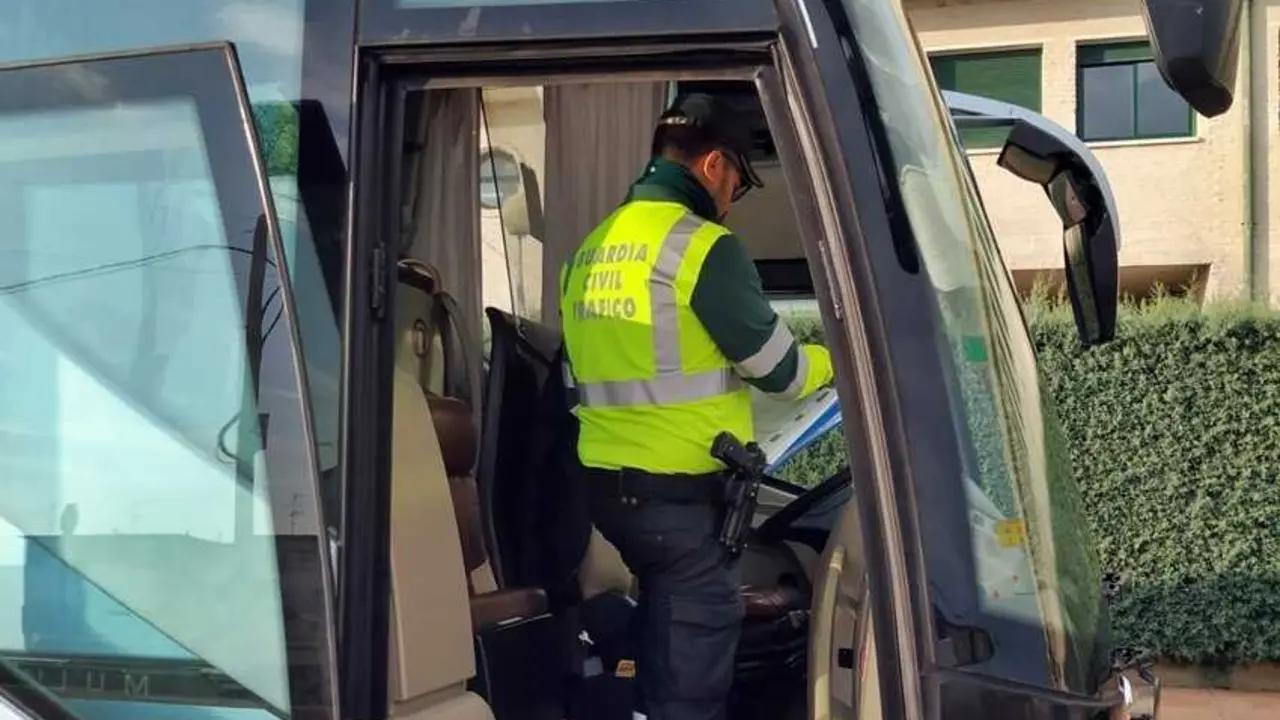 Archivo - Imagen de archivo de una inspecci&oacute;n a un autob&uacute;s