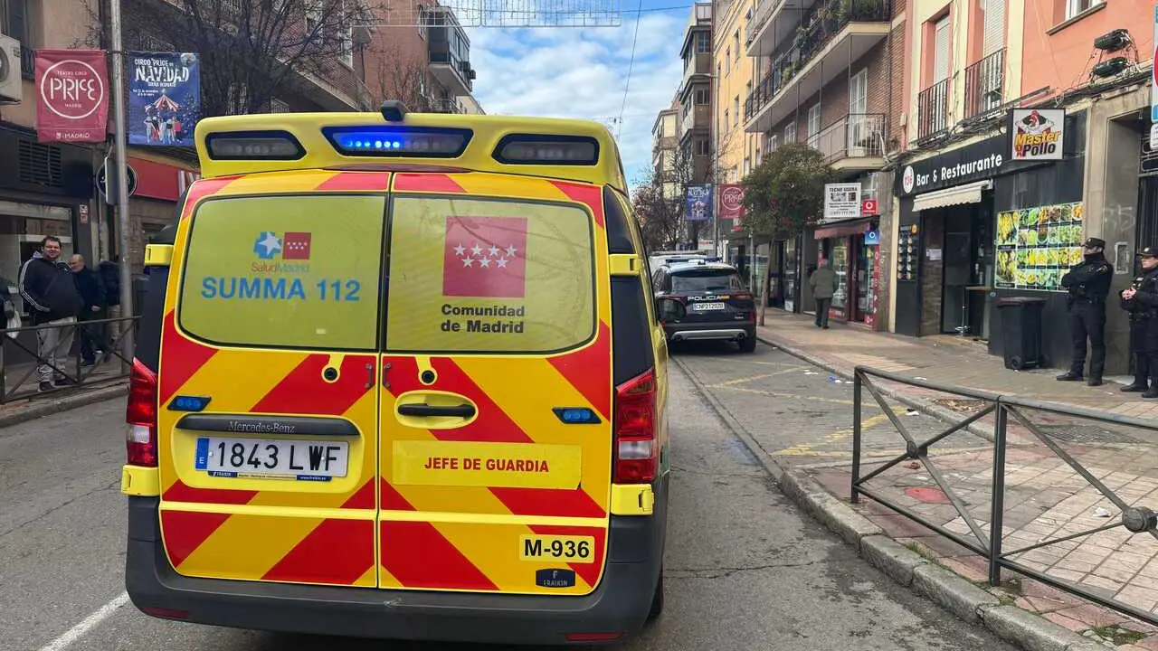 Una ambulancia de SUMMA 112 atiende un apu&ntilde;alamiento en Marcelo Usera a 26 de diciembre de 2025
