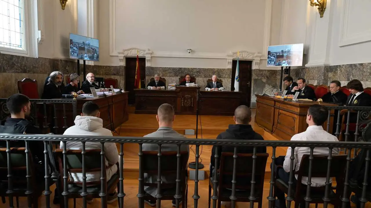 Archivo - (I-D)Los acusados, Diego Monta&ntilde;a, Alejandro Freire, Kaio Amaral, y  Alejandro M&iacute;guez, durante la vista de apelaci&oacute;n, en el Tribunal Superior de Xustiza de Galicia, a 28 de abril de 2025, en A Coru&ntilde;a