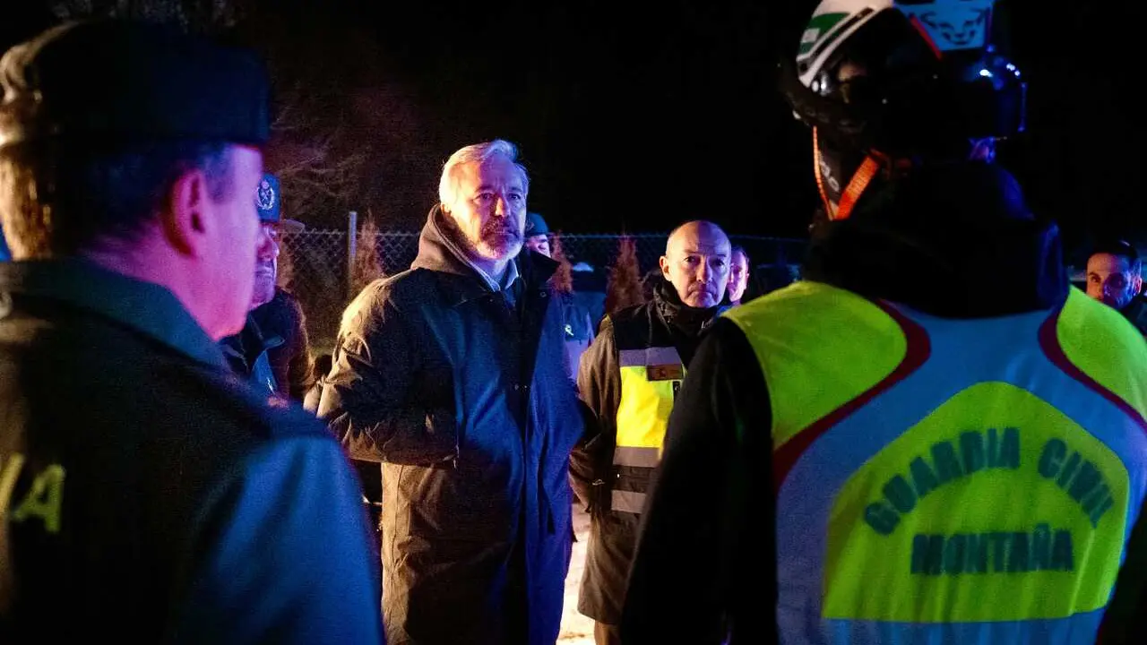 El presidente del Gobierno de Arag&oacute;n, Jorge Azc&oacute;n, y el delegado del Gobierno en Arag&oacute;n, Fernando Beltr&aacute;n Bl&aacute;zquez, junto a efectivos de la Guardia Civil de monta&ntilde;a.