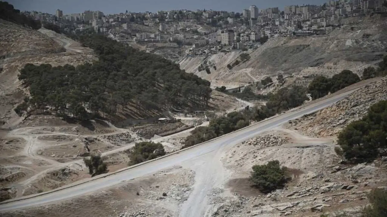 Archivo - Vista de la zona E1 desde el asentamiento de Maale Adumim, en Cisjordania, con Jerusal&eacute;n de fondo
