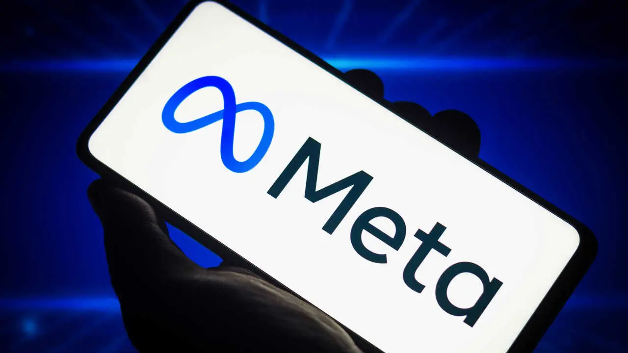 Archivo - FILED - 28 October 2021, Brazil, ---: A Meta logo is seen on a smartphone. Facebook's parent company Meta is considering setting up an alternative to the popular messaging app Twitter. Photo: Rafael Henrique/SOPA Images via ZUMA Press Wire/dpa