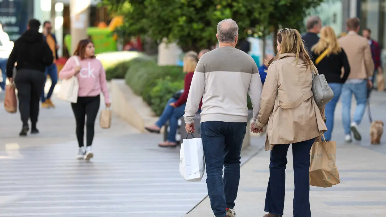 Archivo - Varias personas van de compras 