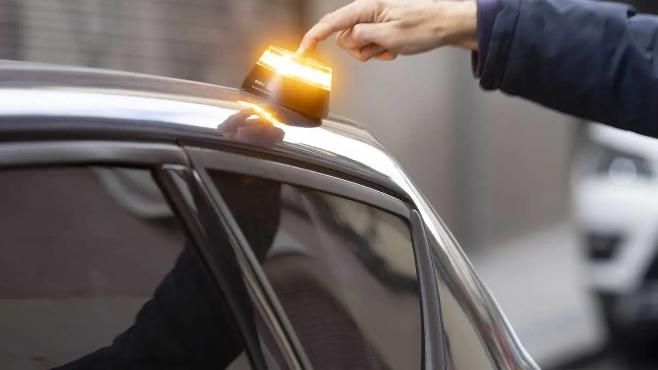 Archivo - Baliza V16 de emergencia para veh&iacute;culos