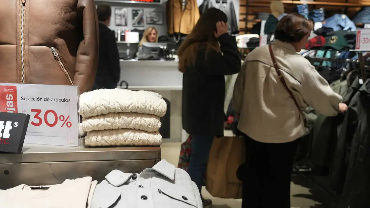 Archivo - Varias personas compran