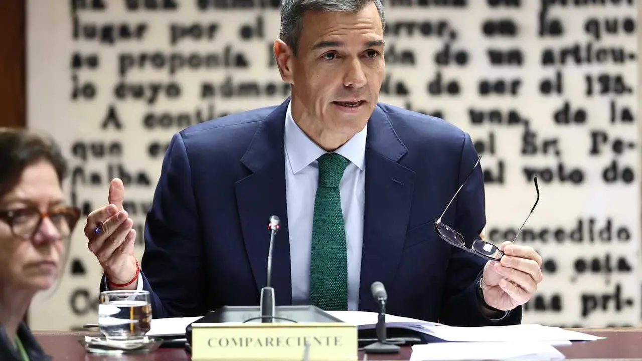 Archivo - El presidente del Gobierno, Pedro S&aacute;nchez, comparece en la Comisi&oacute;n de Investigaci&oacute;n sobre el 'caso Koldo', en el Senado, a 30 de octubre de 2025, en Madrid (Espa&ntilde;a). 