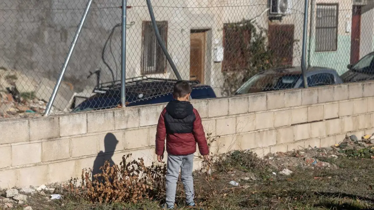 Archivo - Un ni&ntilde;o en el sector V de la Ca&ntilde;ada Real.