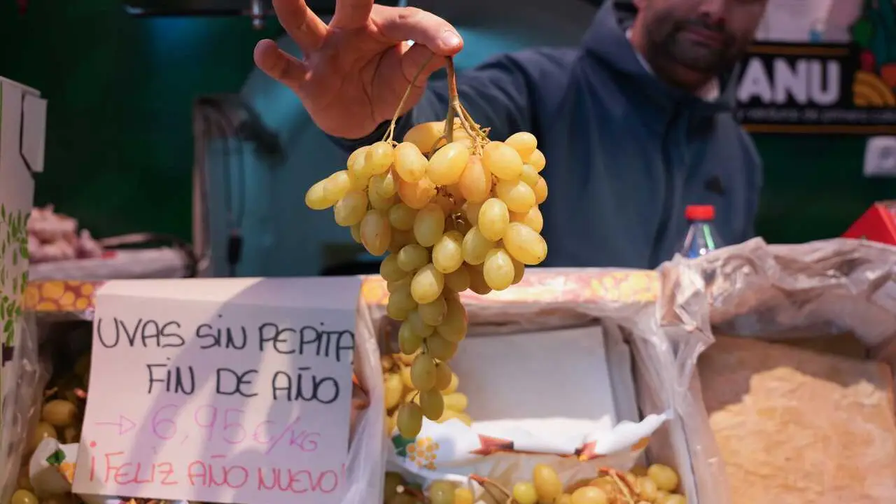 Archivo - Expositor con uvas en una fruter&iacute;a de un mercado de abastos. A 30 de diciembre de 2024, en Sevilla (Andaluc&iacute;a, Espa&ntilde;a). Las familias ultiman sus compras para despedir el a&ntilde;o en la cena de Nochevieja y la celebraci&oacute;n de la entrada del a&ntilde;o con las