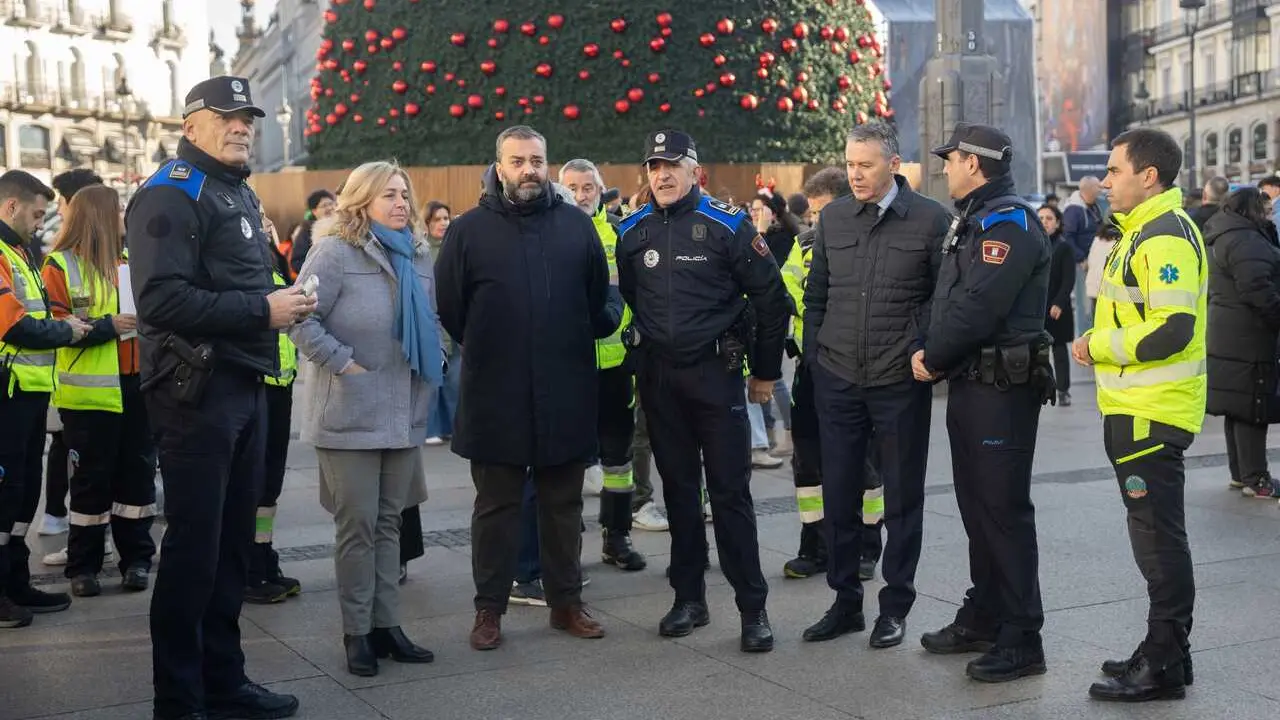 La vicealcaldesa de Madrid y delegada de Seguridad y Emergencias, Inma Sanz (2i), y el concejal del distrito de Centro, Carlos Segura (3i), dan a conocer el dispositivo de seguridad y emergencias dise&ntilde;ado por el Ayuntamiento