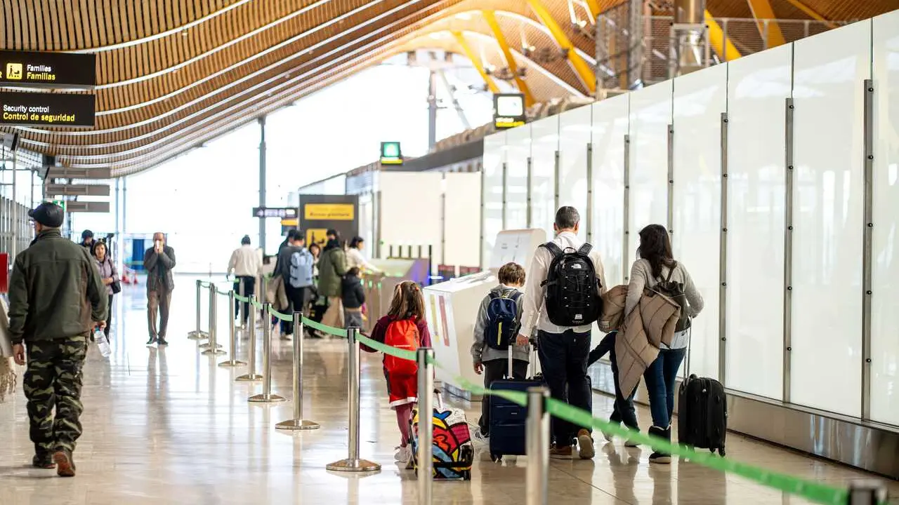 Viajeros en el Aeropuerto Adolfo Su&aacute;rez Madrid-Barajas, a 19 de diciembre de 2025, en Madrid (Espa&ntilde;a). La red de aeropuertos espa&ntilde;oles de Aena prev&eacute; operar un total de 101.793 vuelos en estas fechas navide&ntilde;as, entre este viernes, 19 de diciembre, y el pr&oacute;