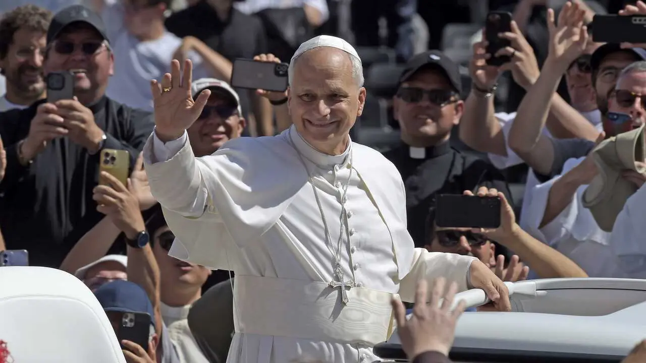 Archivo - El Papa Le&oacute;n XIV durante la canonizaci&oacute;n de Carlo Acutis, en la Plaza de San Pedro del Vaticano, a 7 de septiembre de 2025, en Roma (Italia). 