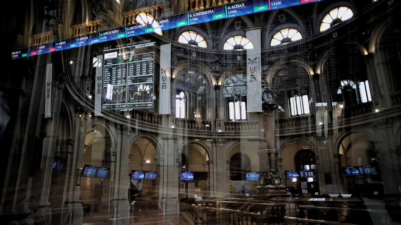 Archivo - Valores del Ibex 35 en el Palacio de la Bolsa de Madrid, a 6 de septiembre de 2021, en Madrid (Espa&ntilde;a). La oposici&oacute;n de los accionistas de las empresas del Ibex 35 a los planes de remuneraci&oacute;n de ejecutivos de dichas compa&ntilde;&iacute;as se ha duplicado es