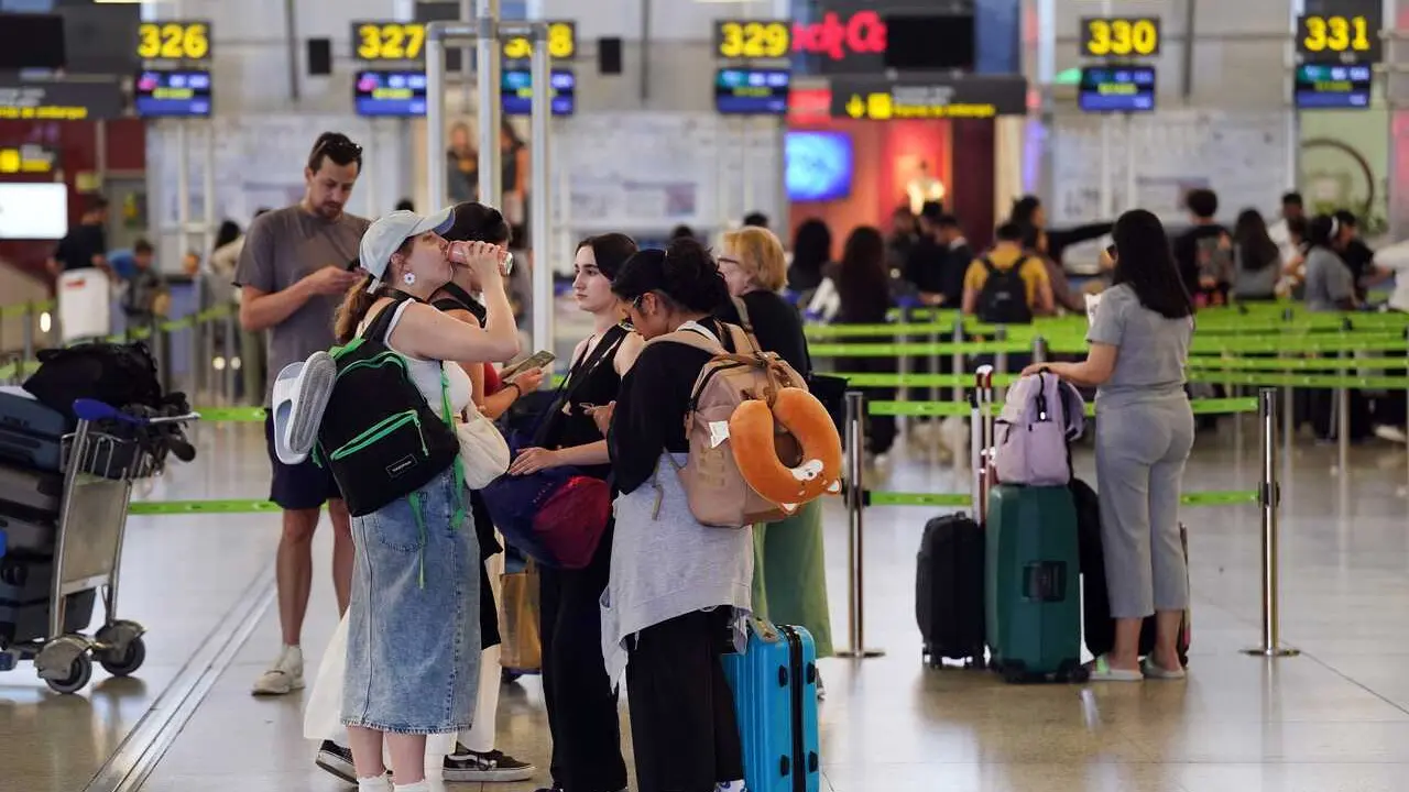 Archivo - Im&aacute;genes de turistas a su llegada al aeropuerto de M&aacute;laga-Costa del Sol, a 1 de julio de 2024, en M&aacute;laga, Andaluc&iacute;a (Espa&ntilde;a) 