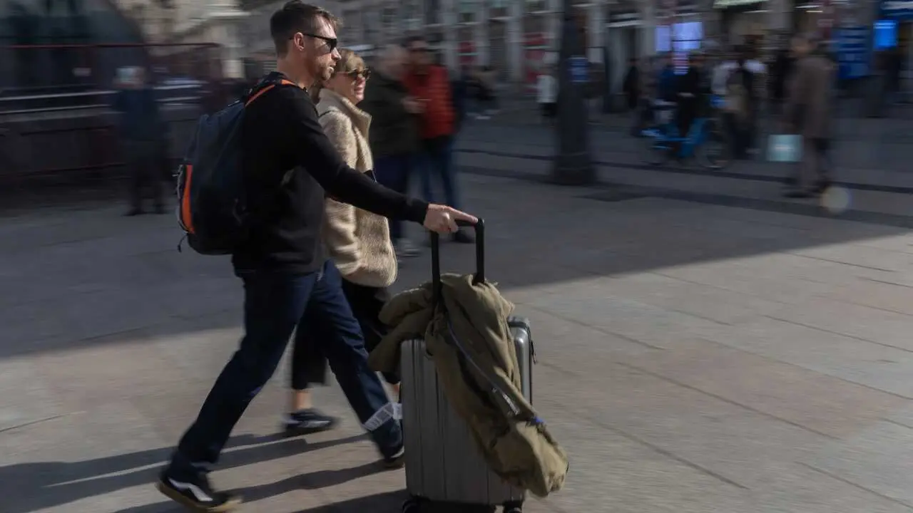 Archivo - Dos turistas en la Puerta del Sol, a 29 de noviembre de 2024, en Madrid (Espa&ntilde;a).  