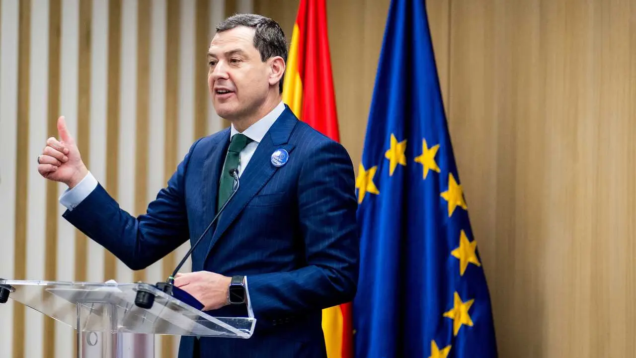 El presidente de la Junta de Andaluc&iacute;a, Juanma Moreno, interviene en el  acto de presentaci&oacute;n de la candidatura de M&aacute;laga a sede de la Autoridad Aduanera de la Uni&oacute;n Europea. A 10 de diciembre de 2025, en Bruselas (B&eacute;lgica). (Foto de archivo).