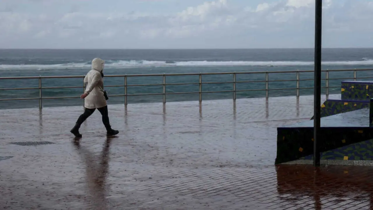   Archivo - Un hombre camina bajo la lluvia en Las Palmas de Gran Canaria, en Canarias (Espa&ntilde;a)  