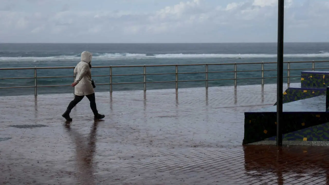 Archivo - Un hombre camina bajo la lluvia en Las Palmas de Gran Canaria, en Canarias (Espa&ntilde;a)