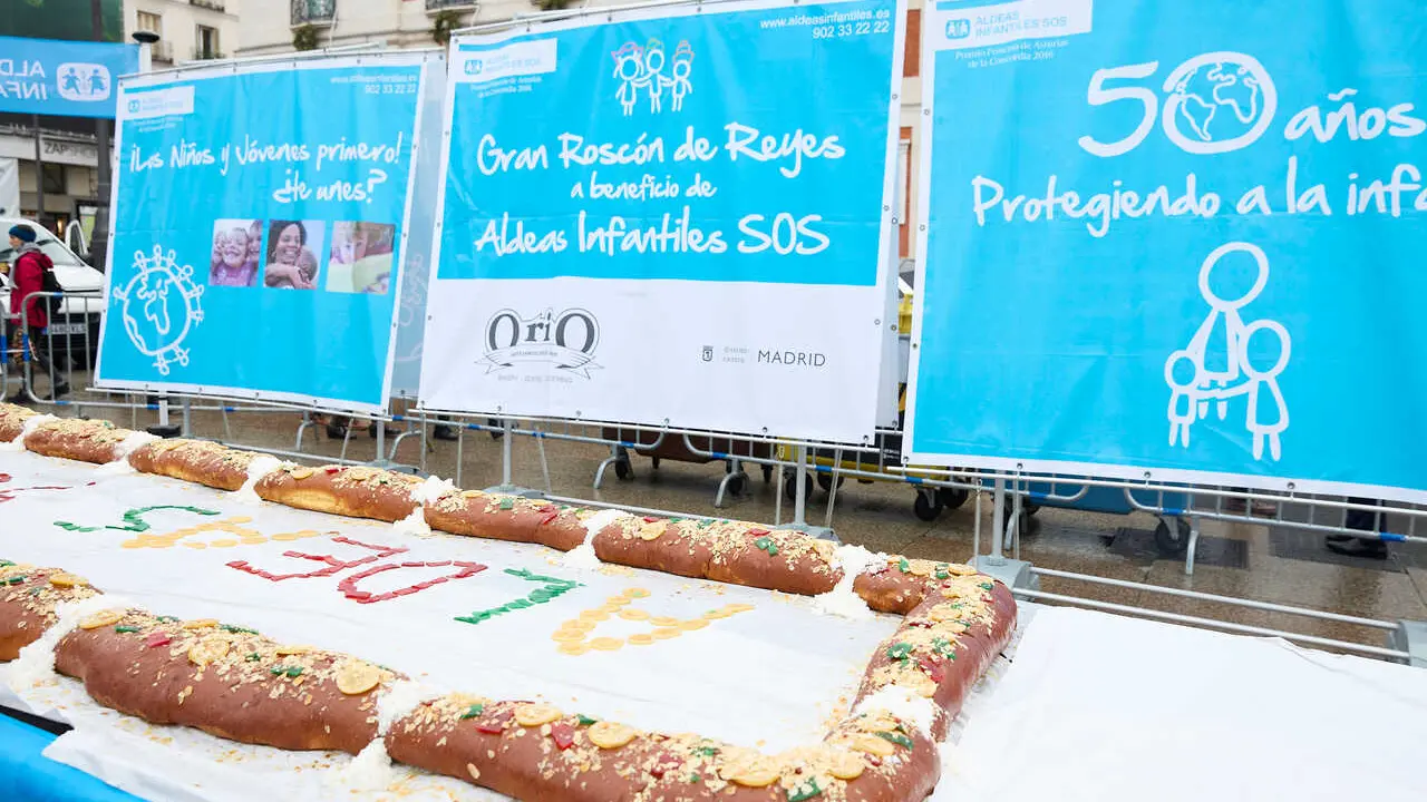 Archivo - Reparto de Rosc&oacute;n de Reyes de Aldeas Infantiles SOS, en la Puerta del Sol, a 5 de enero de 2025, en Madrid (Espa&ntilde;a). 