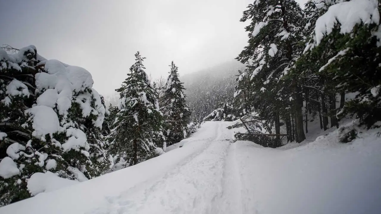 Estaci&oacute;n de esqu&iacute; de La Molina durante el temporal de nieve en Girona, a 28 de diciembre de 2025, en Girona, Catalunya (Espa&ntilde;a). 
