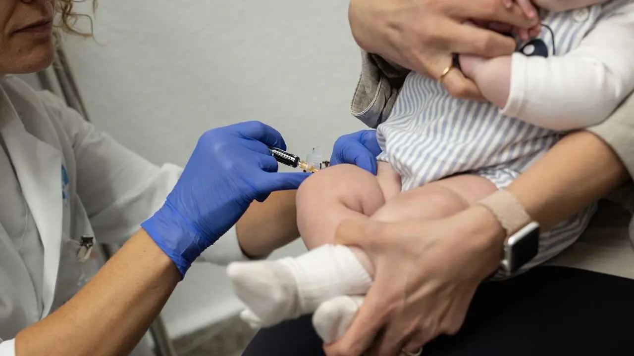 Archivo - Imagen de archivo de una enfermera vacunando a un beb&eacute;.