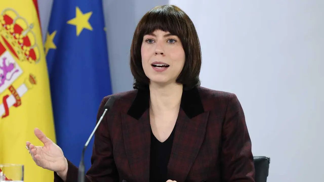 La ministra de Ciencia, Innovaci&oacute;n y Universidades, Diana Morant, durante una rueda de prensa posterior  a la reuni&oacute;n del Consejo de Ministros, en el Palacio de la Moncloa, a 16 de diciembre de 2025, en Madrid (Espa&ntilde;a). 
