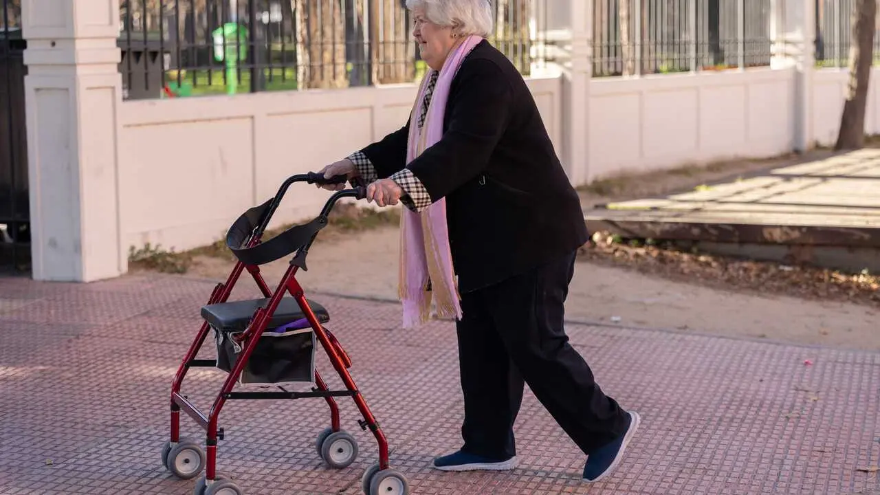 Archivo - Una persona camina con un andador.