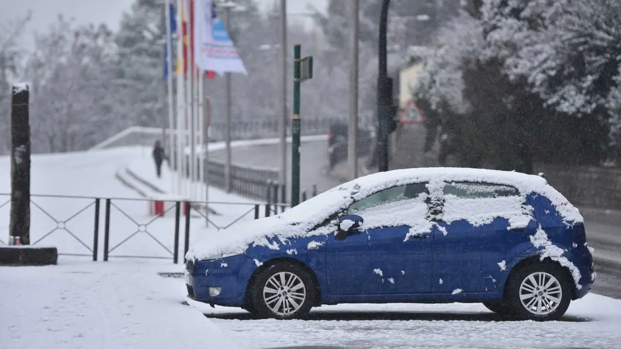 Archivo - Nieve sobre un coche, a 10 de enero de 2024, en Jaca, Huesca, Arag&oacute;n (Espa&ntilde;a). 
