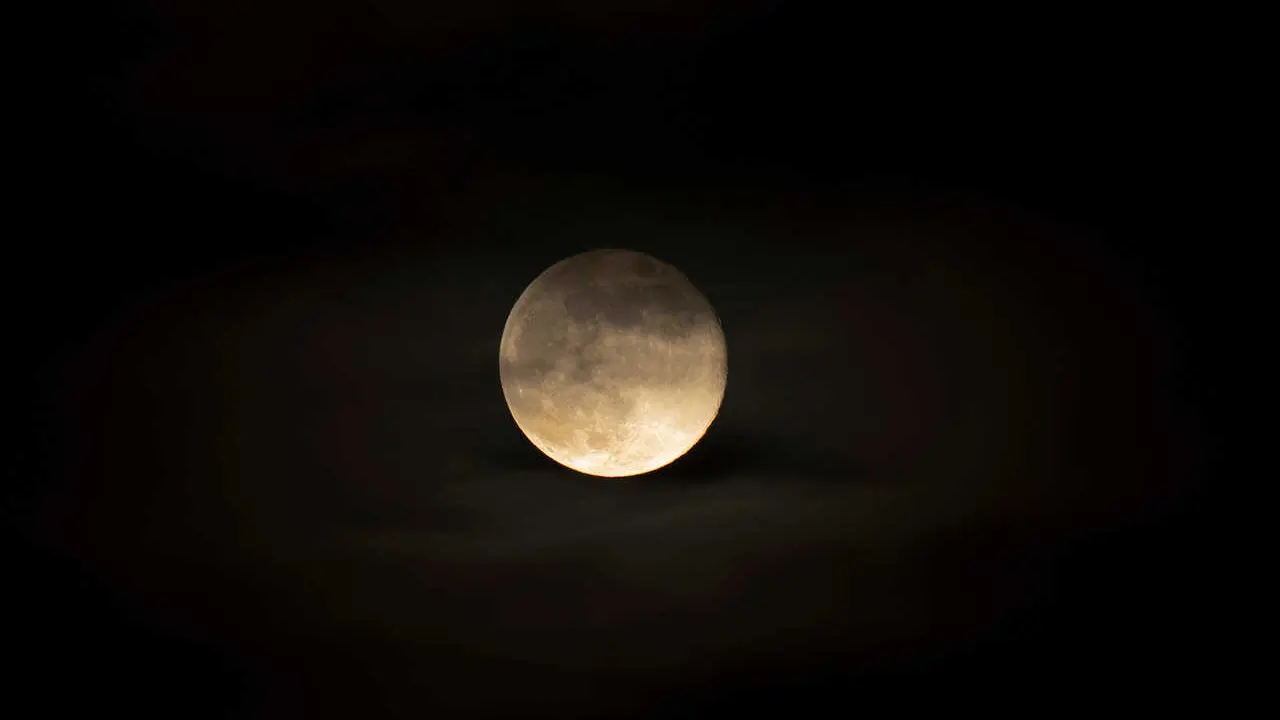 The moon seen rising in the skies of Lisbon. Mother Nature decided to display the final supermoon of the year, known as the Cold Supermoon. At its full phase and coinciding with its perigee, the satellite was located just 356,000 kilometers from Earth, appearing up to 14% larger and 30% brighter than a conventional full moon.