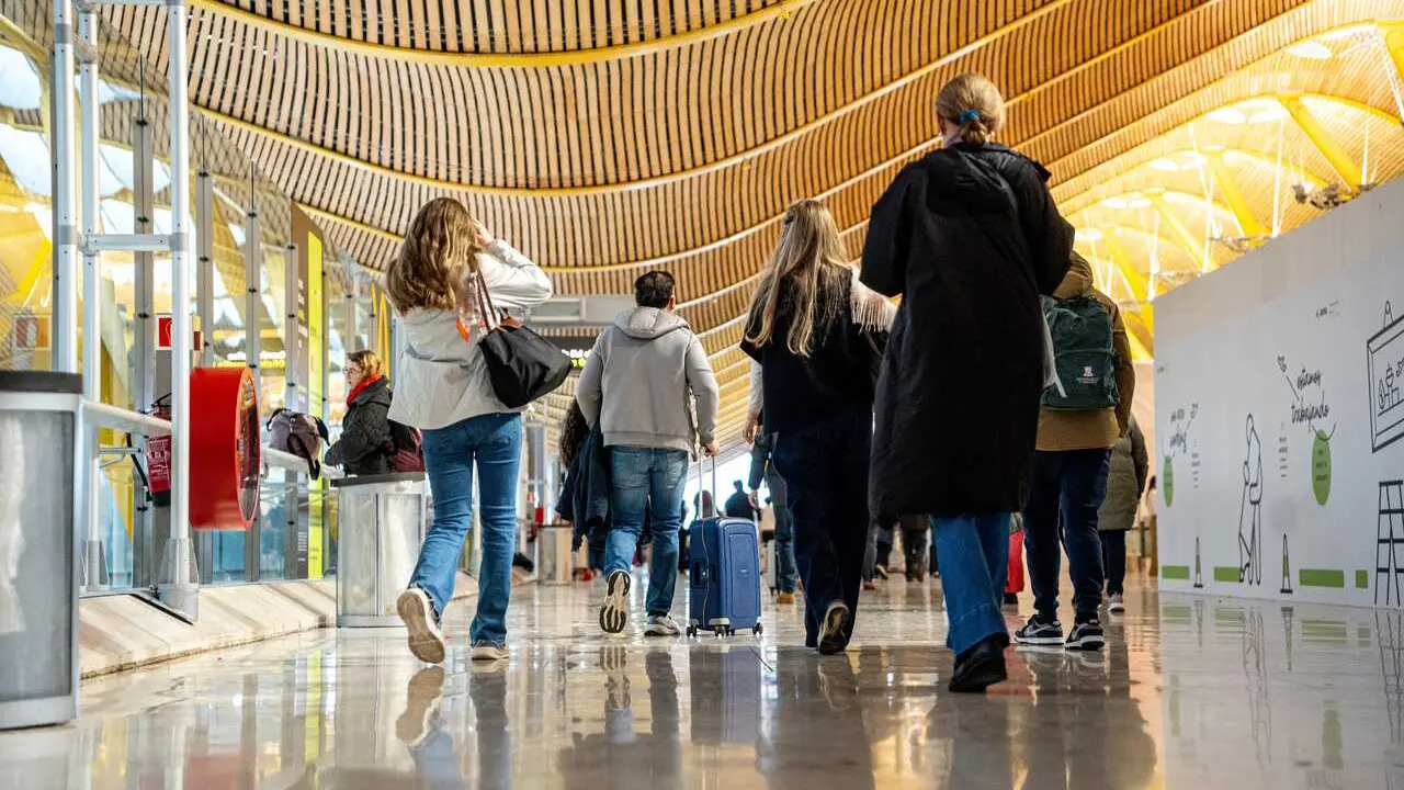 Viajeros en el Aeropuerto Adolfo Su&aacute;rez Madrid-Barajas, a 19 de diciembre de 2025, en Madrid (Espa&ntilde;a).