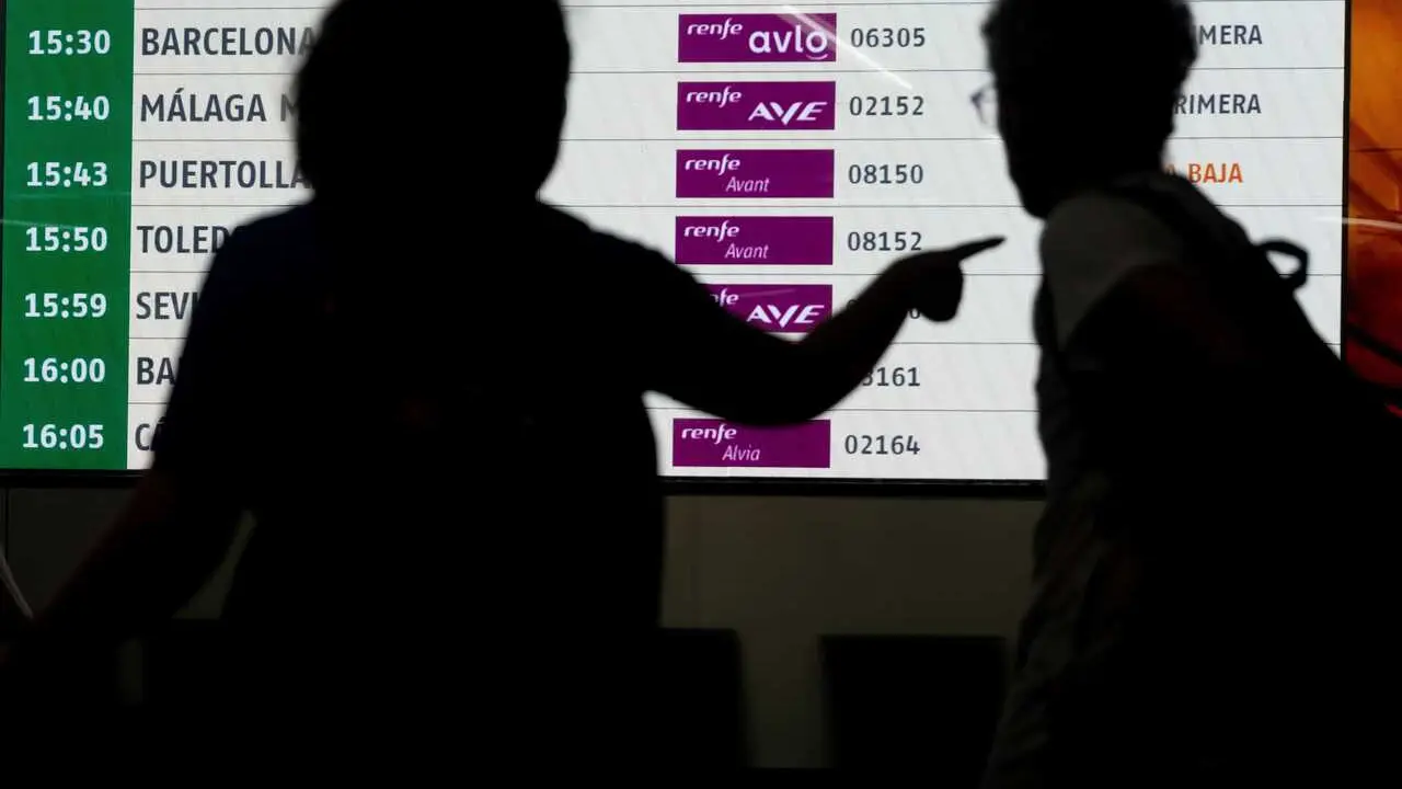 Archivo - Dos personas en la estaci&oacute;n de trenes Puerta de Atocha-Almudena Grandes, en Madrid (Espa&ntilde;a)
