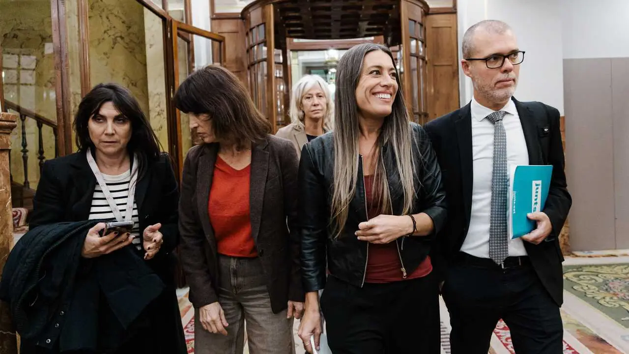 La portavoz de Junts en el Congreso, Miriam Nogueras (2d), a su salida de una sesi&oacute;n plenaria, en el Congreso de los Diputados, a 9 de diciembre de 2025, en Madrid (Espa&ntilde;a). 