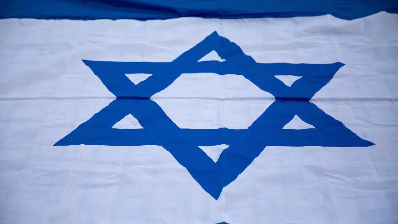 Archivo - November 30, 2025, Berlin, Berlin, Germany: On a cold, overcast Sunday, November 30, 2025, pro-Israel demonstrators gathered at Bebelplatz in central Berlin before marching toward the Brandenburg Gate. Participants held Israeli flags and signs c
