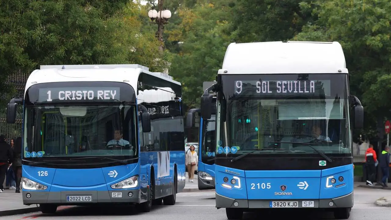 Archivo - Autobuses urbanos de la ciudad de Madrid.