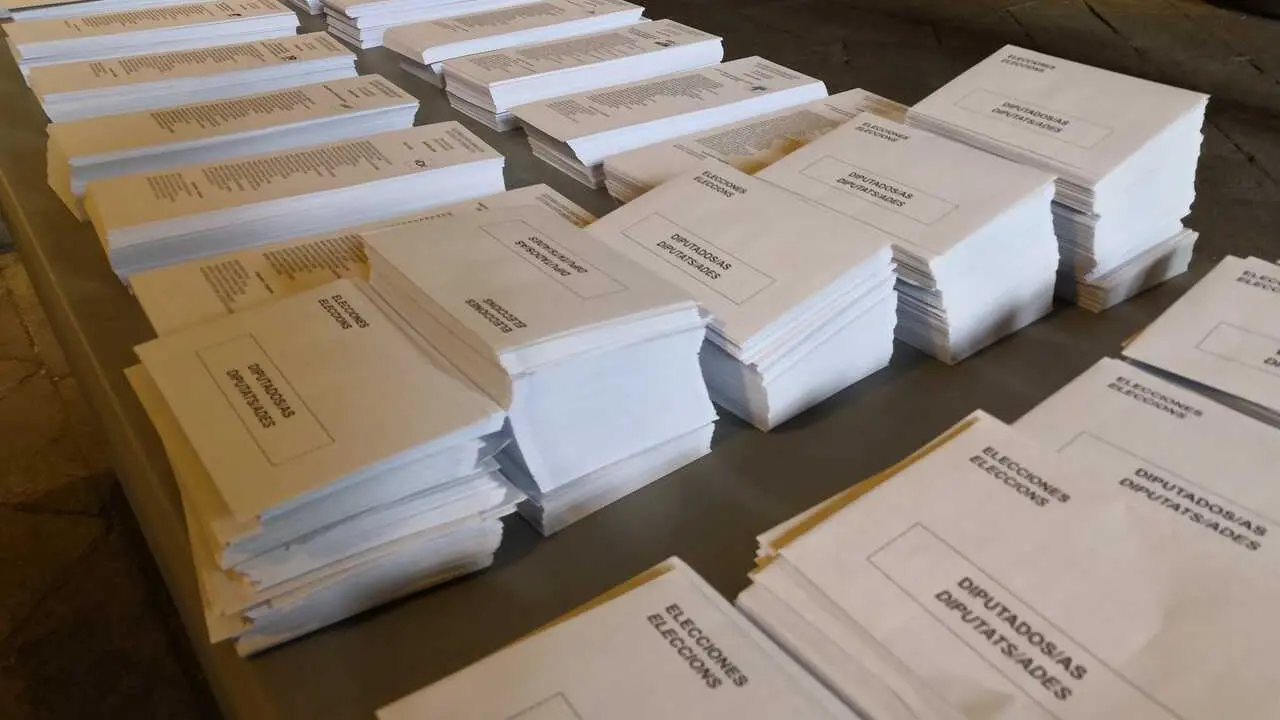 Archivo - Papeletas y sobres de las elecciones generales