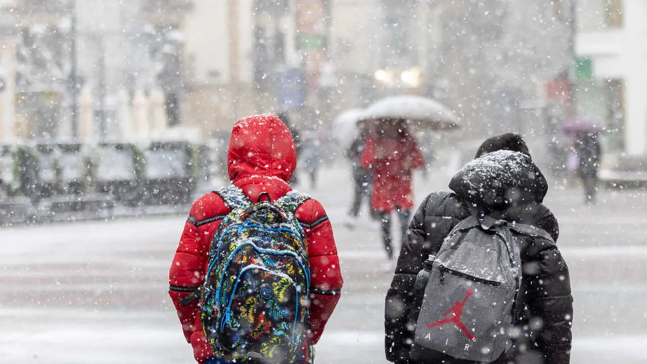 Archivo - Dos ni&ntilde;os caminan mientras nieva, a 19 de enero de 2024, en Soria, Castilla y Le&oacute;n (Espa&ntilde;a). El paso de la borrasca Juan  ha tra&iacute;do consigo importantes nevadas que dificultan la circulaci&oacute;n en varias carreteras de la red principal de las provinc