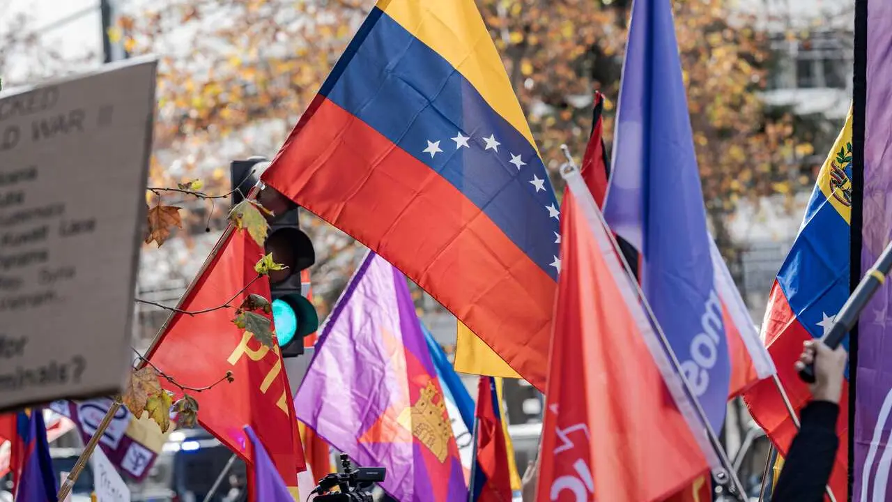 Banderas ondeadas durante una concentraci&oacute;n contra la agresi&oacute;n de EEUU a Venezuela, frente a la Embajada de EEUU, a 4 de enero de 2026, en Madrid (Espa&ntilde;a).