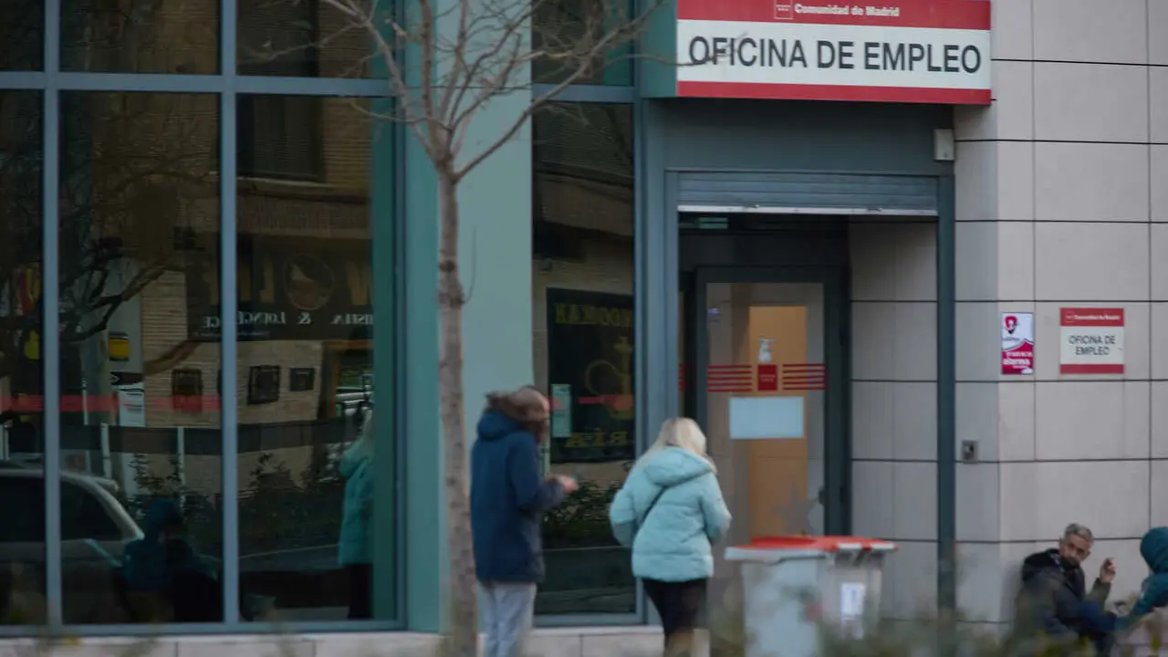 Archivo - Dos personas en la puerta de una oficina de empleo